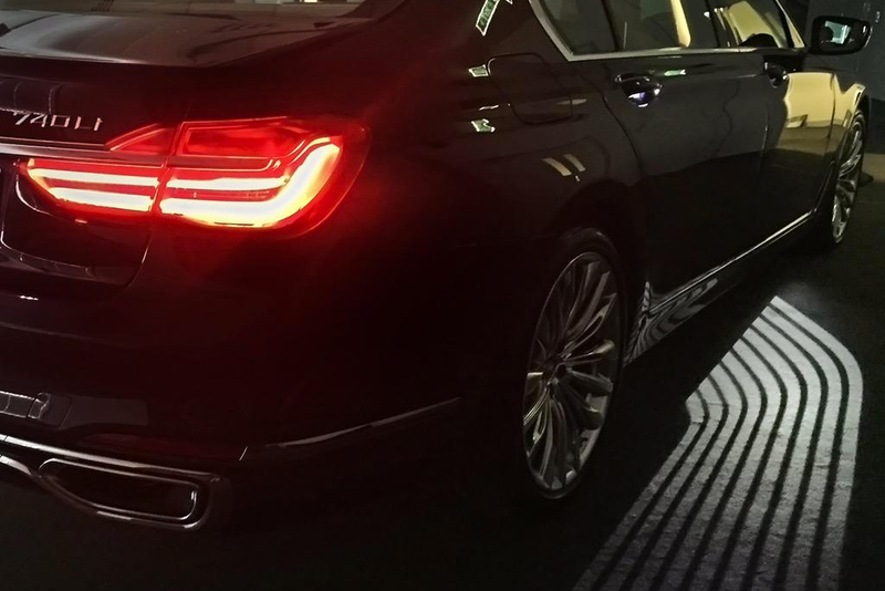 Illustration for article titled BMW's New 7 Series Illuminates a Path To Your Car's Door at Night